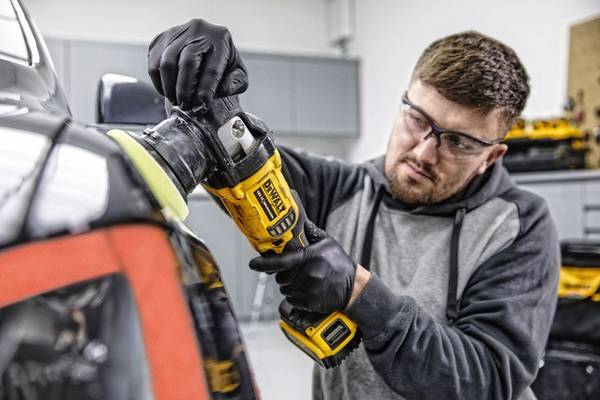 Anwendung: Dewalt 18-Volt-Akku-Exzenterpolierer DCM848NT.