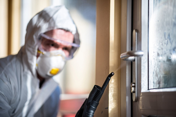 In Bezug auf Infektionsschutz ist die hygienische Reinigung von Kontaktflächen ...