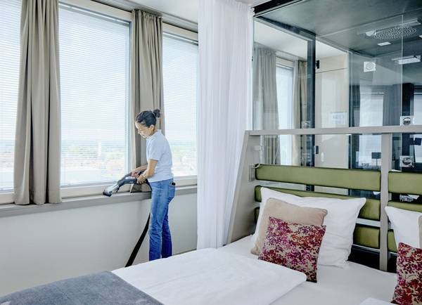 Die Dampfsaugsysteme sorgen auch in den Gästezimmern von Hotels für Hygiene. Dabei eignen sie sich für die Reinigung aller Oberflächen – von Polstern bis hin zu Fliesenböden. Die Dampfsaugsysteme sorgen auch in den Gästezimmern von Hotels für Hygiene. Dabei eignen sie sich für die Reinigung aller Oberflächen – von Polstern bis hin zu Fliesenböden.