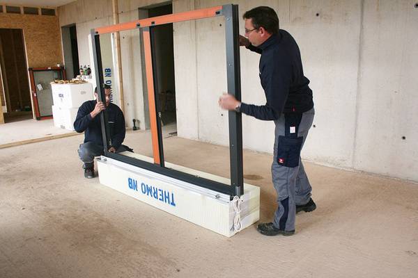 Der Thermo NB wird per Clipstechnik auf voller Breite fest mit dem Fenster verbunden, ...