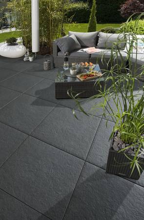 Die unregelmäßig leicht strukturierte Oberfläche erinnert an bearbeiteten Naturstein.