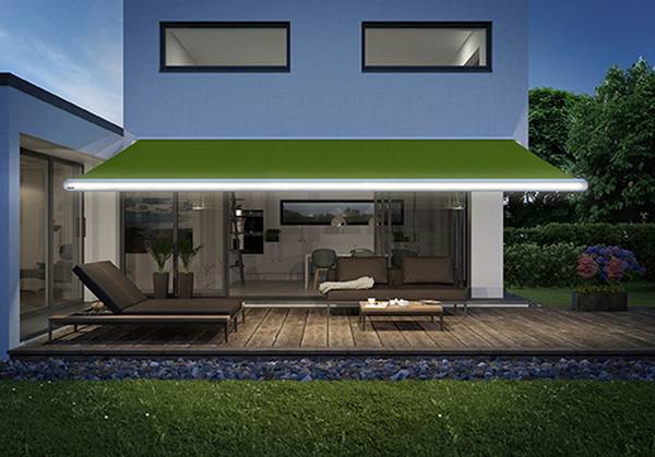 LED-Spots an der Kassette, die unten am Korpus angebracht sind, unterstreichen die futuristische Formensprache der Markise und ...