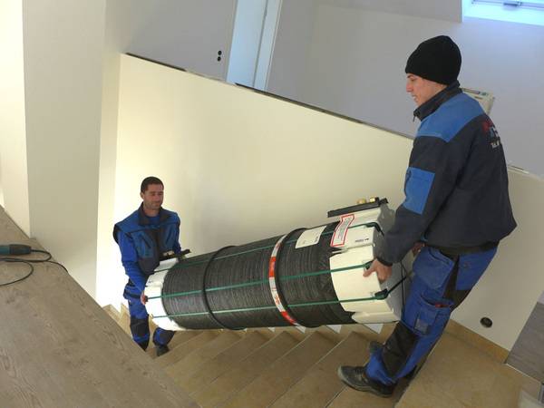 Der Roth Thermotank Quadroline wiegt nur ein Drittel eines herkömmlichen Stahlspeichers und ist daher leicht zu transportieren und zu installieren.