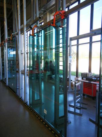 Im letzten Schritt des Prüfprozesses simulieren die Experten Lichtverhältnisse ähnlich der Einbausituation, um Glasfehler vor dem Versand festzustellen.