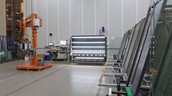 Ein hinterleuchteter Prüftisch sorgt für helles Licht, sodass mehr Fehler im Vorfeld entdeckt werden. Der anschließende Transport mit Fächerwagen vermeidet das manuelle Anpacken und Drehen der Scheiben.