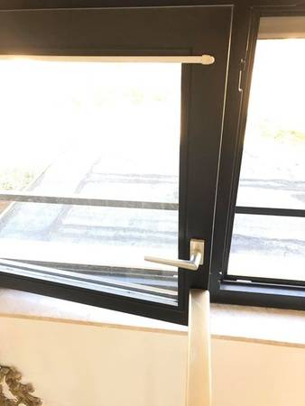 Schade auch, dass man das Fenster nicht kippen kann. Aber immerhin einbruchsicher!