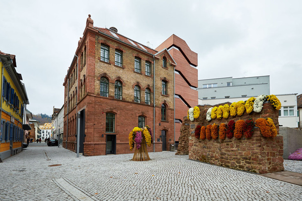 Im historischen Kern der badischen Stadt Lahr befindet sich ein Beispiel für Industriearchitektur des ausgehenden 19. Jahrhunderts: die vom Architekten Carl Meurer entworfene, im Jahr 1896 erbaute und heute unter Denkmalschutz stehende Tonofenfabrik.
