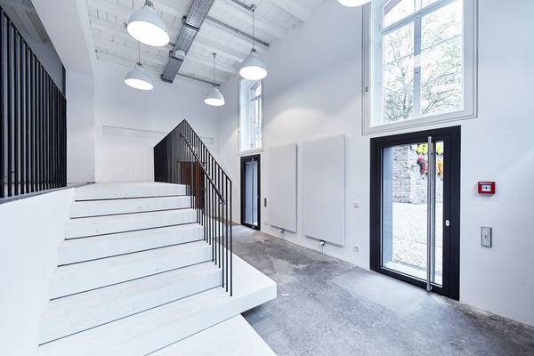 Insgesamt 43 Heizkörper des Raumklimaspezialisten Zehnder wurden in das neue Stadtmuseum, in dem einst Kachelöfen und Tonwaren hergestellt wurden, installiert. Der minimalistische Heizkörper Zehnder Plano schmückt den Eingangsbereich des Museums.