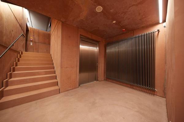 Im Treppenhausanbau, der über den Bestand hinausragt und gestalterisch an die alte Tonofenfabrik anknüpft, überzeugt Zehnder Charleston mit seinem eleganten Erscheinungsbild in raumhoher Ausführung.