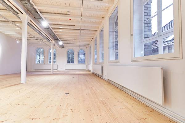 Mit seiner glatten Oberfläche im minimalistischen Design lässt sich der Design-Heizkörper Zehnder Plano nicht nur ästhetisch und elegant, sondern auch lösungsorientiert in jedes Ambiente integrieren.