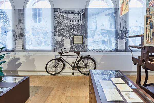 Museumsstücke, wie beispielsweise ein Fahrrad aus der Lahrer Vergangenheit, finden so ihren Platz vor den Heizkörpern, ohne dabei der Ästhetik Abbruch zu tun.