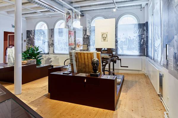 Durch sein puristisches Design fügt sich der Heizkörper elegant in die Ausstellungsräume ein. 