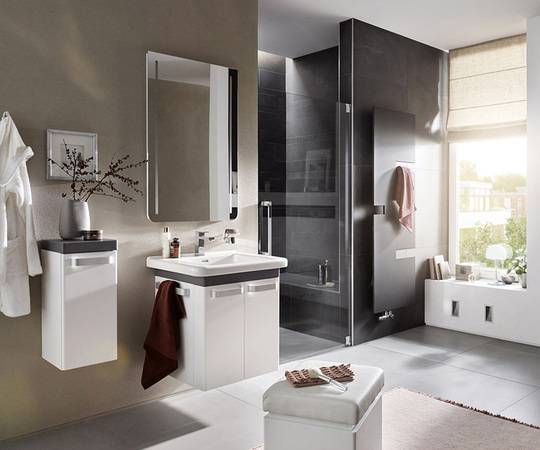 Zum altersgerechten Bad gehören neben einer bodenebenen Dusche auch Badmöbel und Keramiken, die die Sicherheit für den Nutzer erhöhen. Die Badserie Geberit Renova Comfort erfüllt die Ansprüche an eine komfortable Badausstattung.