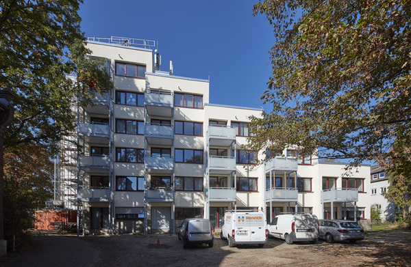 Herausforderung im Seniorenwohnheim Akazienweg in Köln-Bickendorf: Im bewohnten Zustand wird es energetisch auf den neuesten Stand gebracht, erhält neue Balkone und eine neu gestaltete Außenanlage. Auch die Bäder werden komplett saniert. 