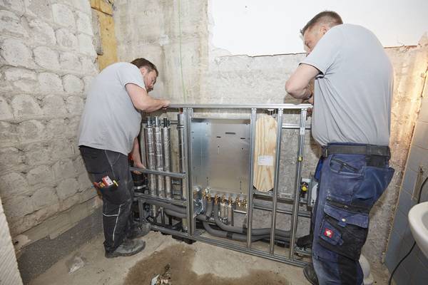 An den vorgesehenen Stellen werden die GIS IV Installationswände angebracht und befestigt.  An den vorgesehenen Stellen werden die GIS IV Installationswände angebracht und befestigt.