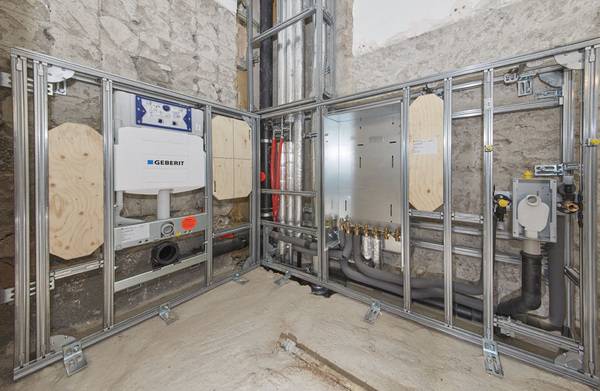 Die einzelnen Teile der GIS IV-Wände werden L-förmig im Bad zusammengefügt. Sie enthalten neben den Trink- und Abwasserleitungen auch eine Aussparung für die Bosch Wohnungsstation, einen Geberit Unterputz-Spülkasten sowie ein Element für den Waschtisch.