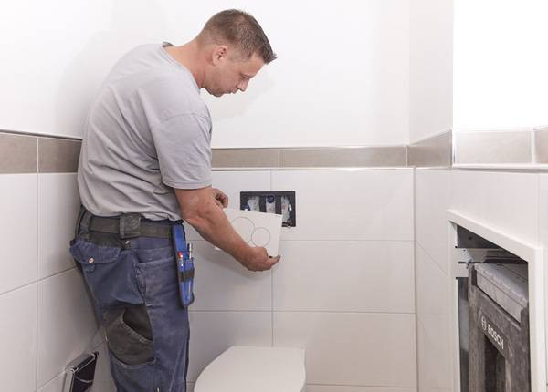 Letzte Schritte: Die WC-Betätigungsplatte wird vom Installateur angebracht und die Bosch-Wohnungsstation mit einer Abdeckplatte verschlossen.