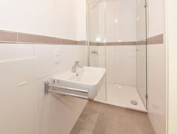 Die Dusche entstand in der ehemaligen Abstellkammer, wodurch das Bad nun eine komfortable Größe für die Senioren aufweist. 