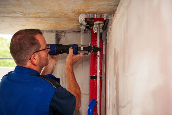 Der Fachmann verpresst Mapress Edelstahlrohre mit dem passenden Presswerkzeug von Geberit und erhält eine zuverlässige Verbindung, die mechanisch fest und hydraulisch dicht ist.