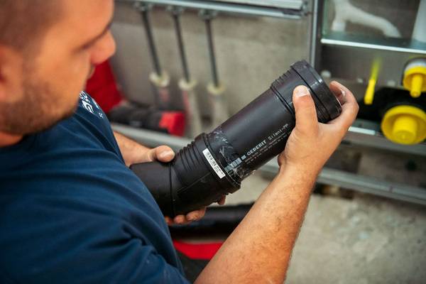 Geberit Silent-PP heißt das Rohrsystem, das in den Bädern für die Entwässerung sorgt. Mineralstoffverstärkt erfüllt es alle Anforderungen an eine schalloptimierte Abwasserinstallation.