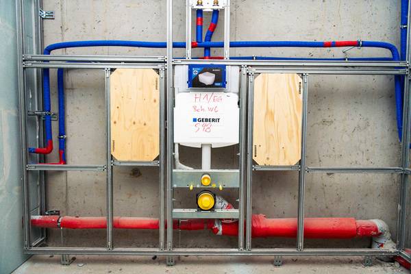 Unter anderem entstanden auch barrierefreie Sanitärräume mit Montageplatten für Stützgriffe an den WCs. 