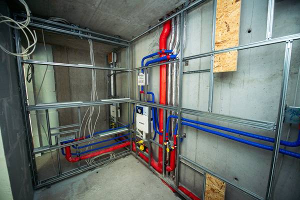 Mit dem GIS Installationssystem von Geberit realisierten die Sanitärspezialisten auch raumhohe Trennwände und halbhohe Raumteiler.