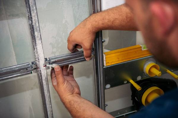 Die GIS-Profile lassen sich mit passenden Profilverbindern werkzeuglos verbinden. Aus Tragsystem, Montageelementen und Systembeplankung entstehen komplette Sanitärwände – bis zur befliesbaren Oberfläche.