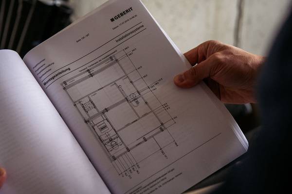 Fachbauleiter Paul Petz von der Karl Scharpf GmbH & Co. KG plante alle Vorwandinstallationen mit dem ProPlanner von Geberit. Komfortabel: Material- und Zuschnittlisten sowie Montagezeichnungen generiert das Tool automatisch. 