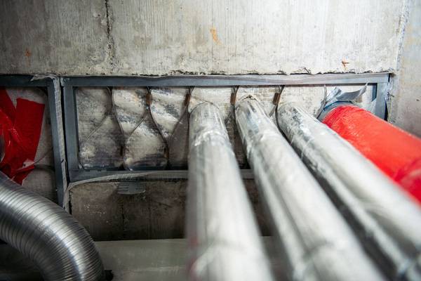 Sorgfältig verschlossene Deckendurchbrüche tragen zum sicheren Brandschutz bei: Mit dem Deckenverschlusssystem FSH 90 von Geberit gelingt das schnell und ohne Komplikationen.