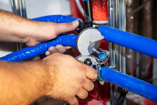 3.200 Meter des flexiblen Mehrschichtverbundrohrs Mepla von Geberit verlegen die Fachleute für die Trinkwasserversorgung in den Wohnungen. Für Kellerinstallation und Steigleitungen setzen sie 2.000 Meter Mapress Edelstahlrohre ein.