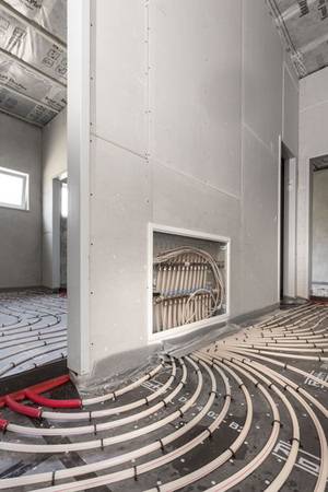 Das Roth Original-Tacker-System ermöglicht die zentimetergenaue Rohrpositionierung. 