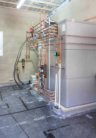 Ein für den Fußballbetrieb ausgelegtes Wärmespeicherkonzept gewährleistet ausreichend warmes Duschwasser nach dem Fußballspiel.