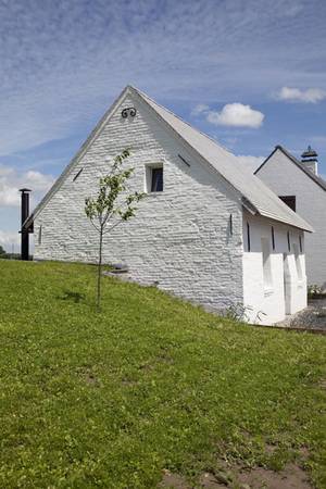 Von der Straßenseite ist der moderne, angebaute Gebäudeteil nicht sofort als Haus erkennbar und fügt sich harmonisch in die Gesamtarchitektur der Landschaft ein. 