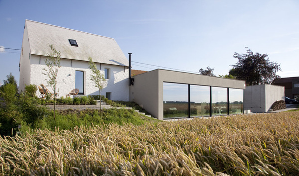 Etwas abgelegen mitten im Grünen liegt das alte, leicht verfallene Deichhaus im belgischen Watervliet.