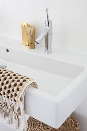 Accessoires aus Holz und Korb bilden Highlights und unterstreichen die warme Atmosphäre.