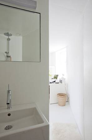 Der helle Raum wird durch die Farbwahl optisch vergrößert.