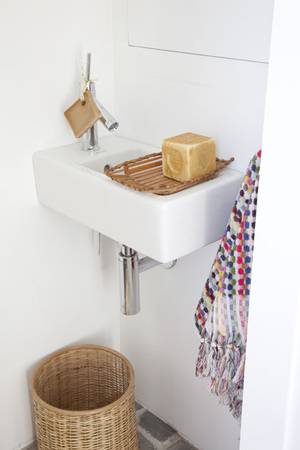 Im Gästebad führen der Waschtisch Vero in der Kompaktversion und das Starck 3 WC den Purismus ganz in Weiß fort.