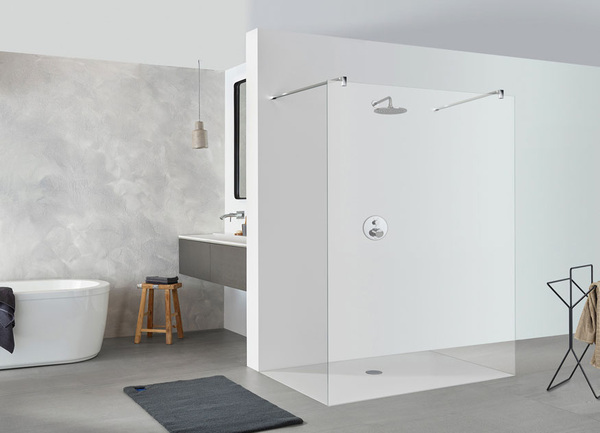 Die Duschserie Koralle S800 – hier in der neuen freistehenden Walk-in-Version – zeichnet sich durch ihre extreme Transparenz aus, die den Raum großzügiger erscheinen lässt.