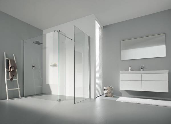 Auch für die Positionierung in Ecken hält die Duschserie Koralle S800 ein Walk-in-Konzept bereit – hier mit einem schmalen Seitenteil im 90°-Winkel.