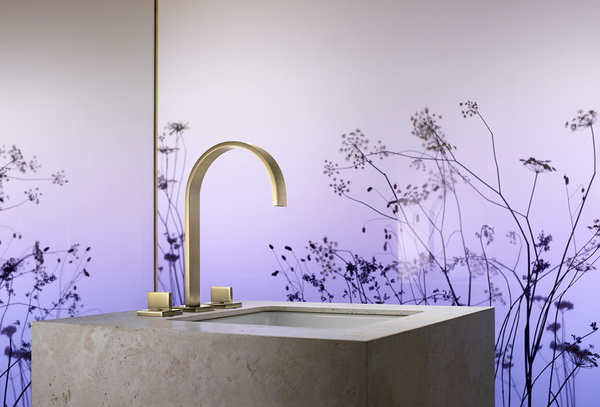 Eine offene Architektur, in der die Grenzen zwischen innen und außen zu verschwimmen scheinen: Mem verkörpert eine Sehnsucht nach Ursprünglichkeit, die auch in zeitgenössischen Strömungen wie dem Biophilia-Design zum Ausdruck kommt.