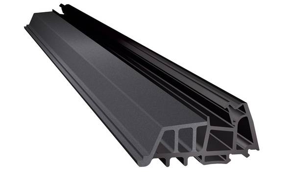 Für die sichere Funktion von Fenstern und Türen ist die Abstimmung von Beschlägen und Dichtungen „elementar wichtig“. Das Bild zeigt ein für ein europäisches Aluminiumsystemhaus entwickeltes Blendrahmendichtprofil aus TPE.