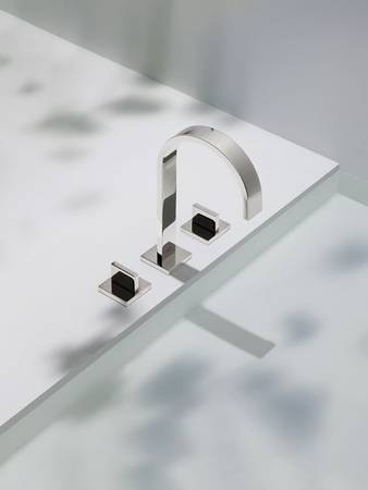 Durch ihr reduziertes, fließendes Design nimmt sich die Armatur zurück und ist doch präsent. So stellt Mem das Wesentliche in den Mittelpunkt: das Erleben des Elements Wasser.