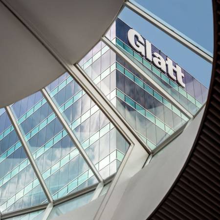 Die elektronisch gesteuerte Tönungsfunktion von SageGlass kann die Verglasung abdunkeln. Damit dient sie als Sonnen- und Hitzeschutz und vermeidet gleichzeitig Blendungen.