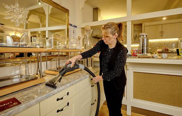 Die Luft in Gasträumen profitiert ebenso von der Reinigung.