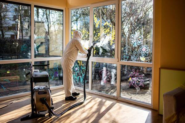 Gegen die Virenkonzentration in Innenräumen: Die Dampfsaugsysteme von beam reinigen auch die Raumluft, hier in einer Kita. 