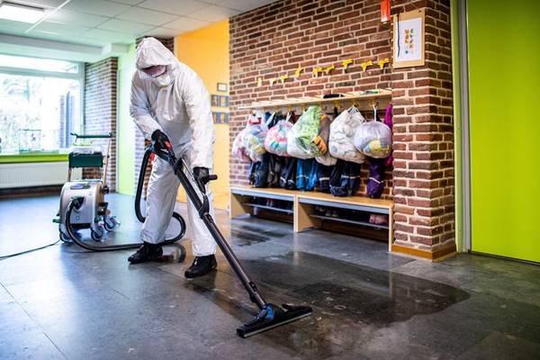 Aufgesaugte Luft wird mit UVC-Blaulicht bestrahlt. 