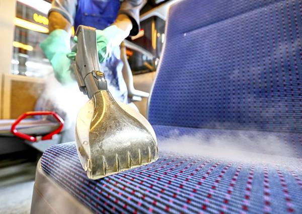 Im Nahverkehr treffen viele Menschen auf engem Raum aufeinander. Die Luftqualität kann darunter leiden.