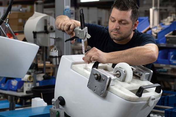 Die Bolzen zur Sitzbefestigung werden ab Werk fest in die Keramik eingegossen. Sie ermöglichen die exakte Positionierung von Sitz und Deckel. 