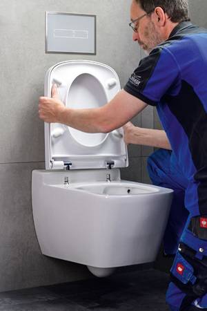 Dank der eingegossenen Befestigungsbolzen muss der WC-Sitz einfach nur aufgesteckt werden – fertig. Deckel und Sitz fluchten perfekt und die lästige Nachjustierung entfällt.