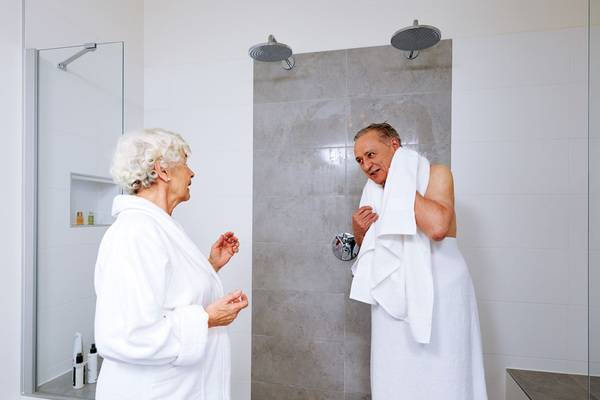 Laut RKI können Legionellen vor allem für ältere Menschen, Diabetiker, Raucher und Menschen mit einer Herz- oder Lungenerkrankung sowie mit einem geschwächten Immunsystem gefährlich werden.